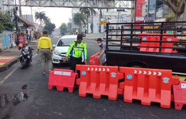Aparat kepolisian menutup akses jalan protokol selama perpanjangan PPKM level 4 di Bandar Lampung.(KOMPAS.COM/Dok. Satlantas Polresta Bandar Lampung)