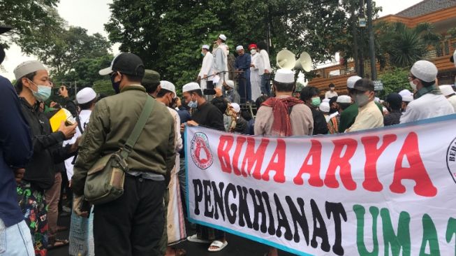 Perwakilan massa pendukung Habib Rizieq Shihab mengutarakan hasil mediasi dengan anggota DPRD Kota Bogor, Jumat (18/6/2021). (Suarabogor.id/Regi Pranata Bangun).