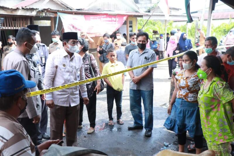 Bupati Tanjab Barat H. Anwar Sadat Saat Meninjau Lokasi Kebakaran di Jalan Ketapang Gg. Mulya RT  22 Kelurahan Tungkal Harapan Kecamatan Tungkal Ilir.