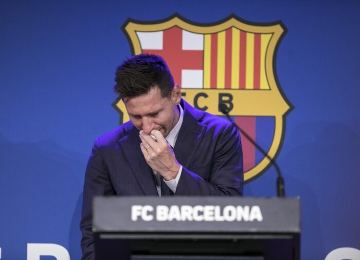 Lionel Messi menangis saat jumpa pers. (Foto: Adria Puig/Anadolu Agency via Getty Images)