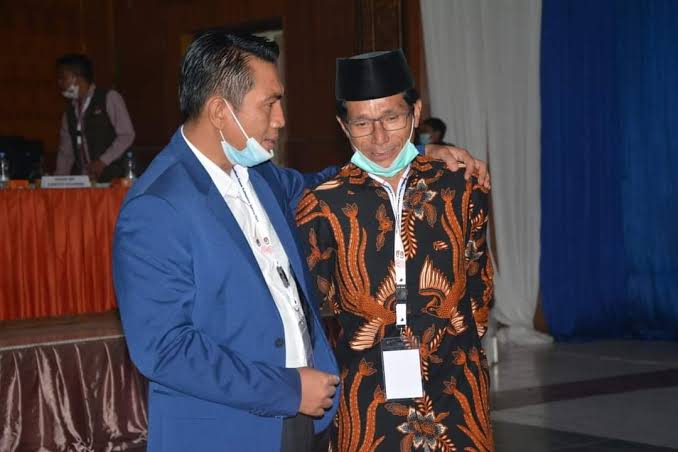 Mahdan dan Bupati Fadhil Arief dalam acara rapat pleno penetapan Paslon Bupati dan Wakil Bupati yang digelar KPU Kabupaten Batanghari, Jum’at (22/01/2021