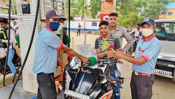 Isi bensin gratis asalkan namanya mirip dengan Nareej Chopra Foto: Cartoq