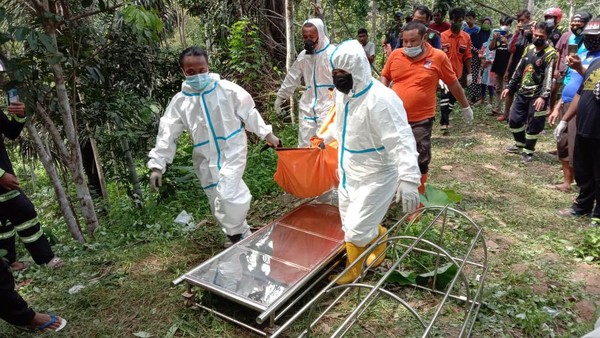 Foto: Penemuan mayat wanita dalam karung di Kukar, Kaltim (Suriyatman/detikcom)