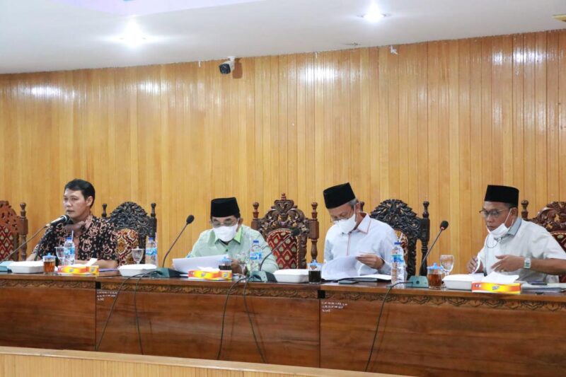 Pimpinan rapat ahir persiapan MTQ tingkat Provinsi Jambi ke 50 Bupati Tanjab Barat, Drs H. Anwar Sadat, M. Ag sampaikan kesiapan ahir sebagai tuan rumah.