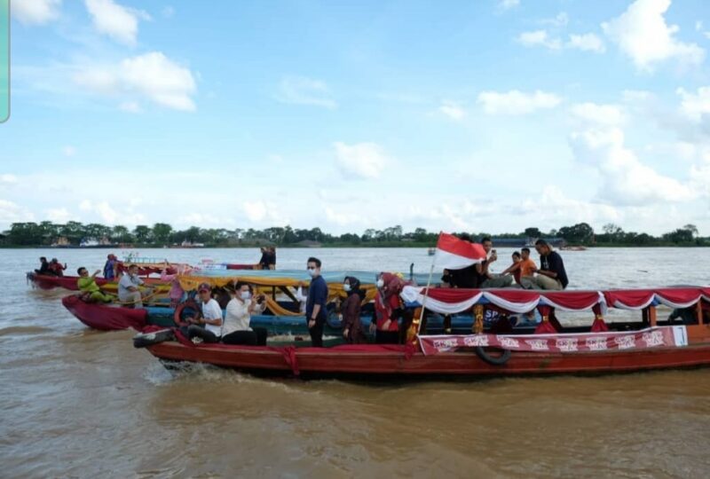 Lomba perahu hias susur Sungai Batanghari dalam rangkaian kegiatan Festival Candi Muaro Jambi. Festival Candi Muaro Jambi pada 2021 masuk dalam kalender Kharisma Even Nusantara Kementerian Pariwisata dan Ekonomi Kreatif tahun 2021. Antara/HO-Diskominfo Muaro Jambi