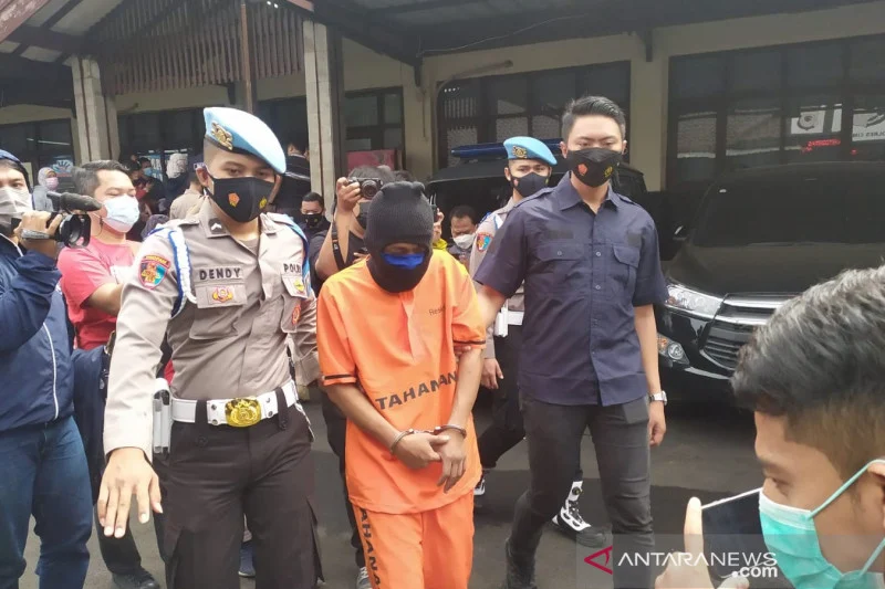 Rabu, 22 September 2021 – 17:07 WIB
￼
Polisi menangkap pelaku penganiayaan istrinya hingga tewas di Bandung Barat. Foto: ANTARA/Bagus Ahmad Rizaldi
