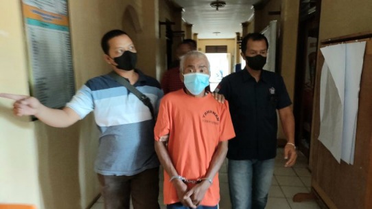 Pelaku Pembunuhan Adik Kandung Ridwan Saat digiring Polisi di Mapolres Bungo/Foto : sidakpost.id