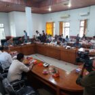 Dewan Perwakilan Rakyat Daerah (DPRD) Kabupaten Batanghari menggelar Rapat Dengar Pendapat (RDP) terkait persoalan anjloknya harga sawit