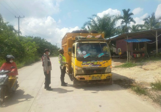 Keterangan Foto : Personel Satlantas Polres Muaro Jambi,  Beri Sanksi Tegas Kepada Sopir Armada Angkutan Batu Bara Yang Bandel