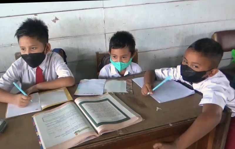 Anak-anak Sekolah Dasar Negeri 164 Kota belajar