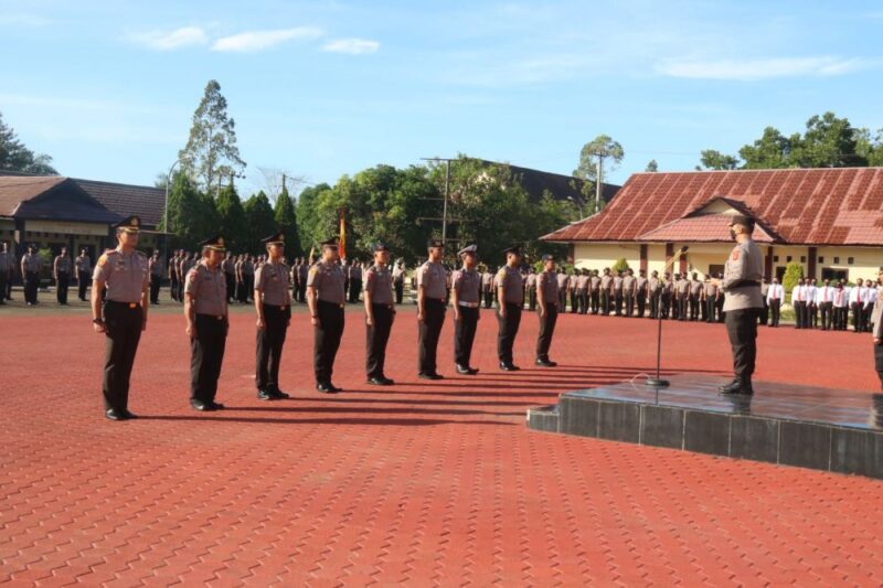 Kapolda Jambi, Irjen Pol A. Rachmad Wibowo memimpin upacara Korps Raport kenaikan pangkat setingkat lebih tinggi Personel di lapangan Makosat Brimob Polda Jambi, Jum'at (1/7/2022) pagi